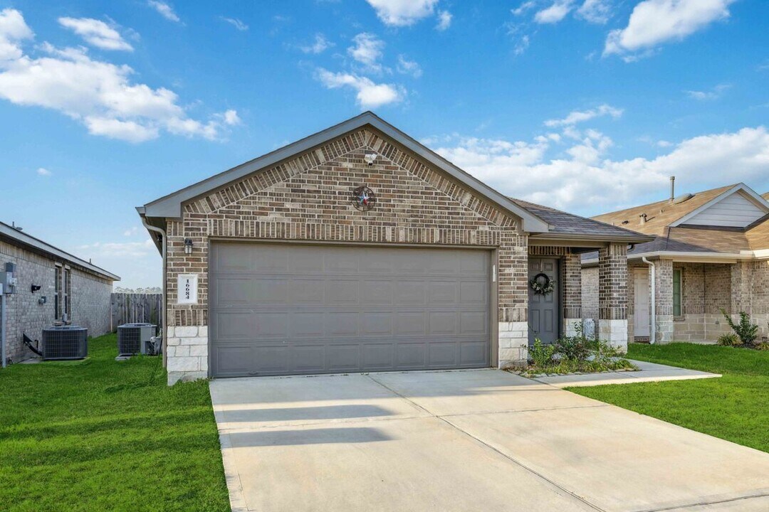 16684 Lonely Pines Dr in Conroe, TX - Building Photo