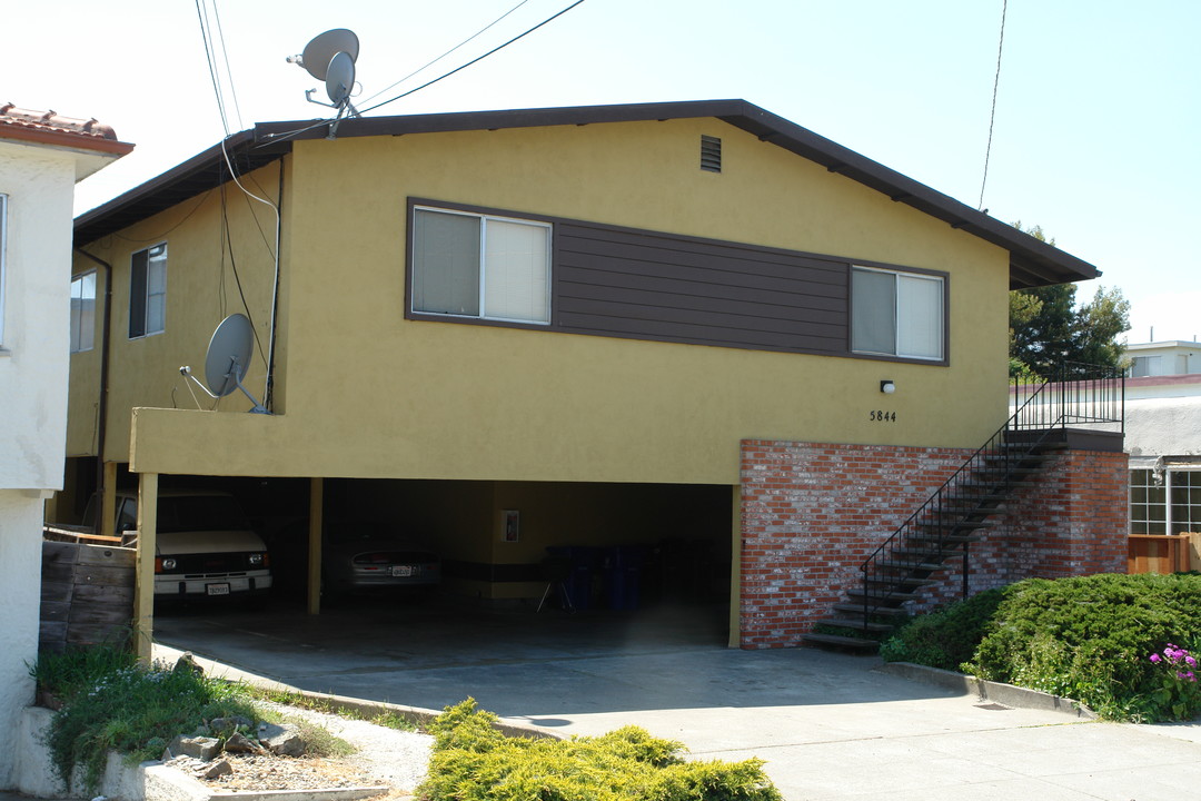 5844 Alameda Ave in Richmond, CA - Building Photo