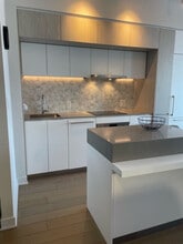 1275 Rue de la Montagne in Montréal, QC - Building Photo - Building Photo