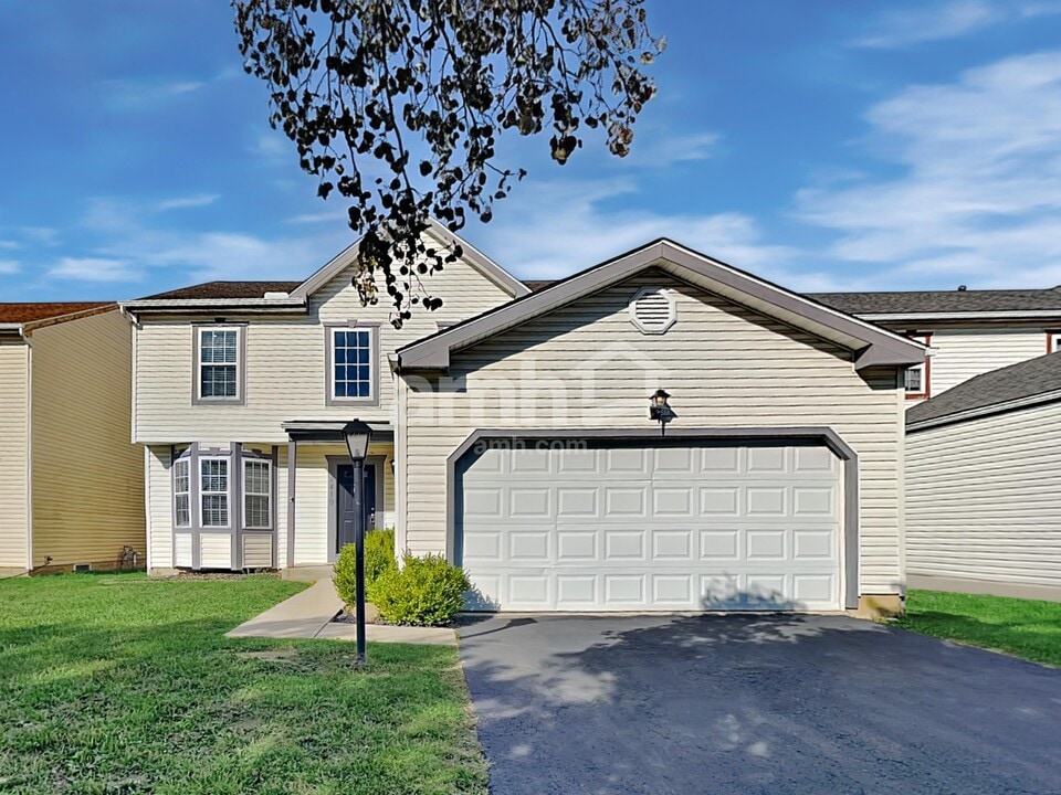 2419 Hoose Dr in Grove City, OH - Building Photo