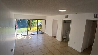 1562 Lake Crystal Dr in West Palm Beach, FL - Building Photo