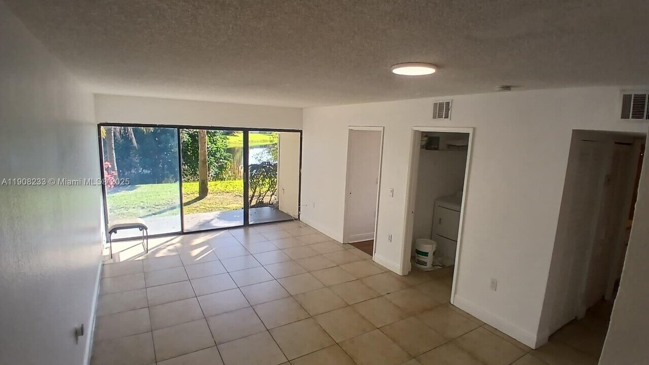 1562 Lake Crystal Dr in West Palm Beach, FL - Building Photo