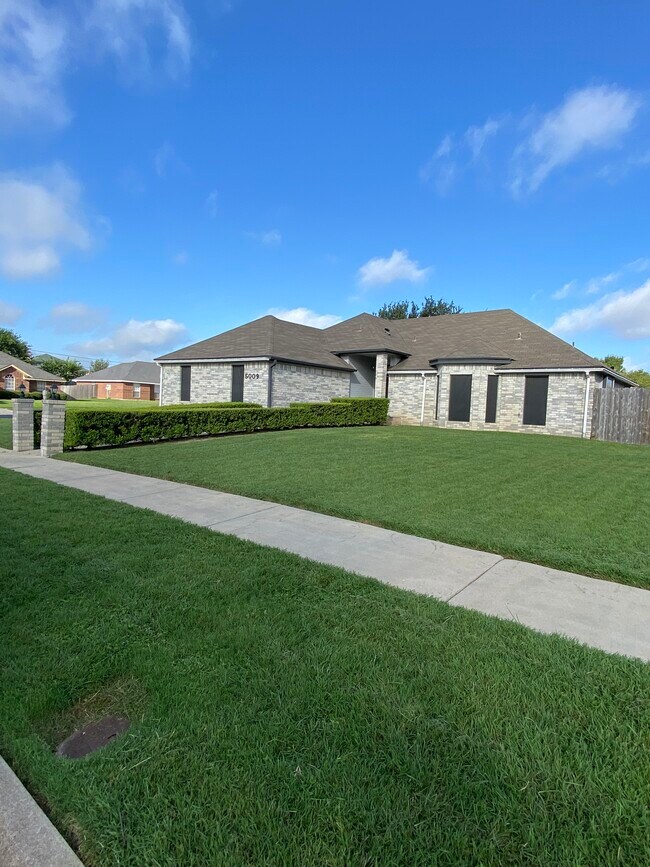 5009 Chad Dr in Killeen, TX - Foto de edificio - Building Photo