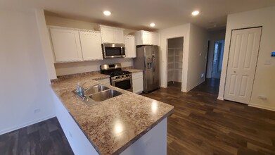 192 Goldenrod Dr in Elgin, IL - Foto de edificio - Building Photo