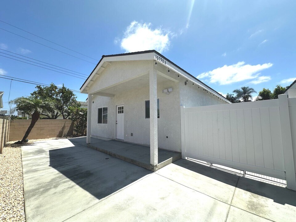 16798 Willow Cir in Fountain Valley, CA - Building Photo
