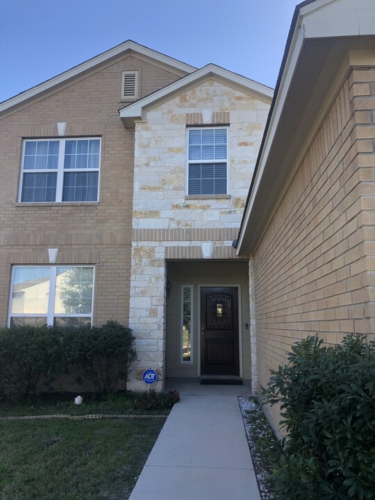 5502 Ginger Rise, Unit Whole House in San Antonio, TX - Foto de edificio