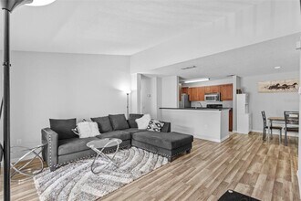 9481 Highland Oak Dr in Tampa, FL - Foto de edificio - Building Photo