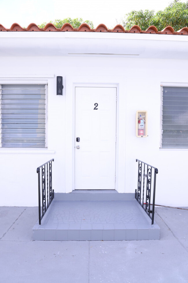 1117 Douglas Rd in Miami, FL - Building Photo - Building Photo