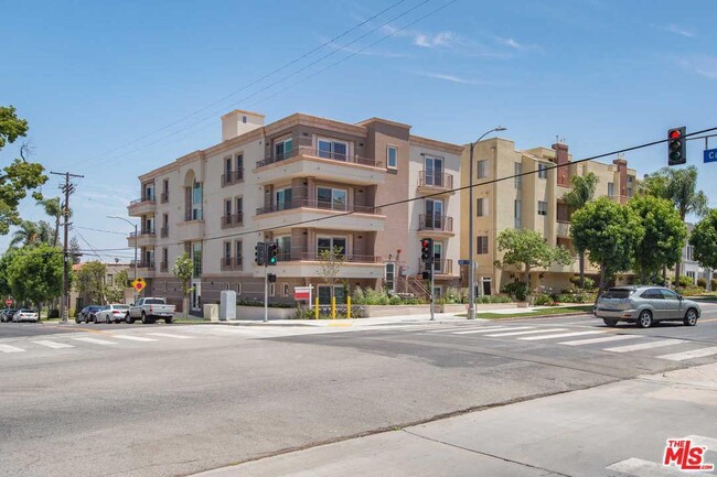 1500 S Beverly Dr, Unit 301 in Los Angeles, CA - Building Photo - Building Photo