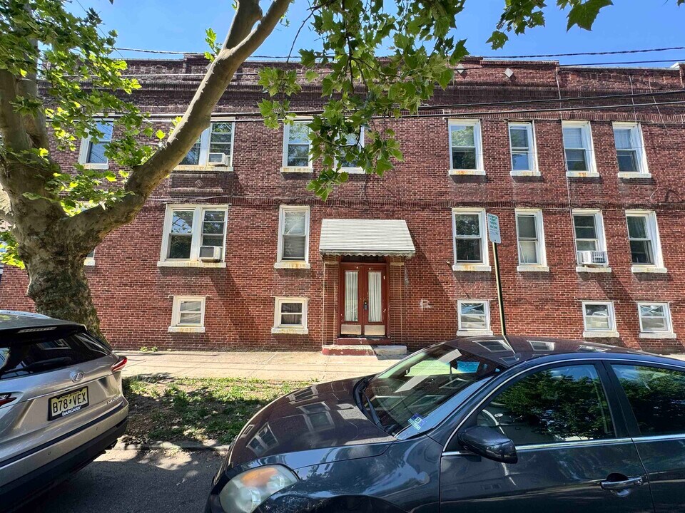 52 E 37th St in Bayonne, NJ - Building Photo