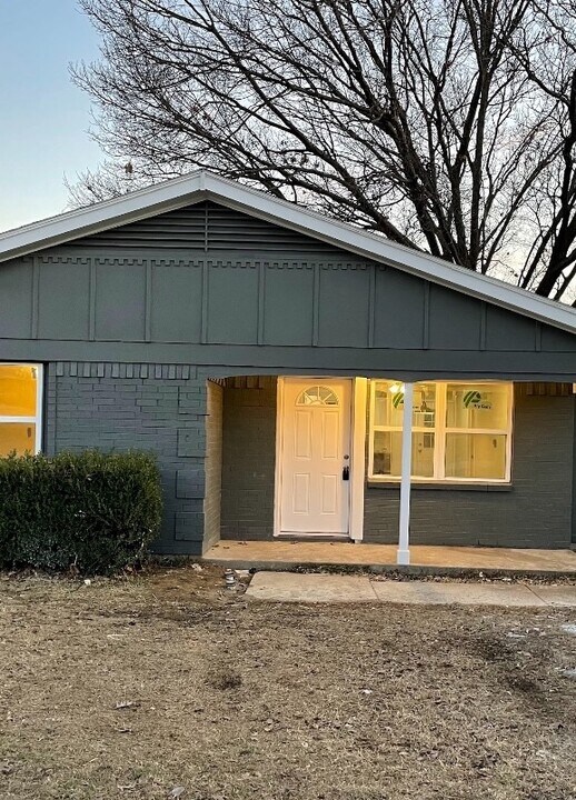 1913 San Antonio St in Grand Prairie, TX - Building Photo