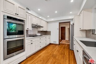 701 Sierra Dr in Beverly Hills, CA - Building Photo