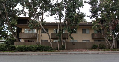 300 Oxford Way in Belmont, CA - Foto de edificio - Building Photo