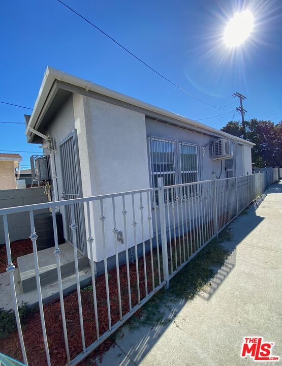 356 W 90th St-Unit -b in Los Angeles, CA - Building Photo - Building Photo