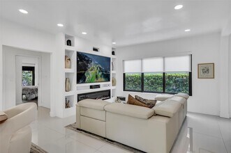 2484 SW 25th St in Miami, FL - Foto de edificio - Building Photo