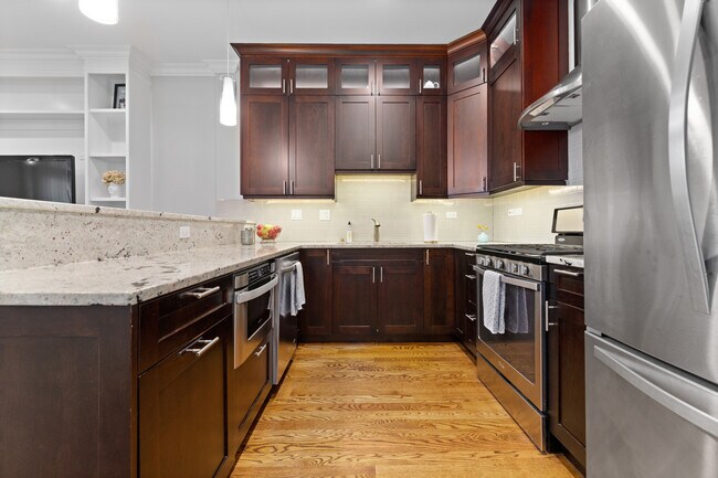 2338 W Grand Ave-Unit -3 in Chicago, IL - Building Photo - Building Photo