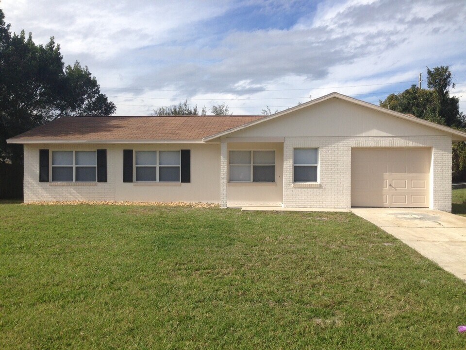 1500 Coronet Dr in Deltona, FL - Building Photo