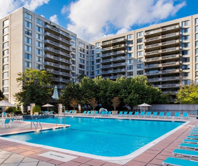 2200a Crystal Dr in Arlington, VA - Building Photo - Building Photo
