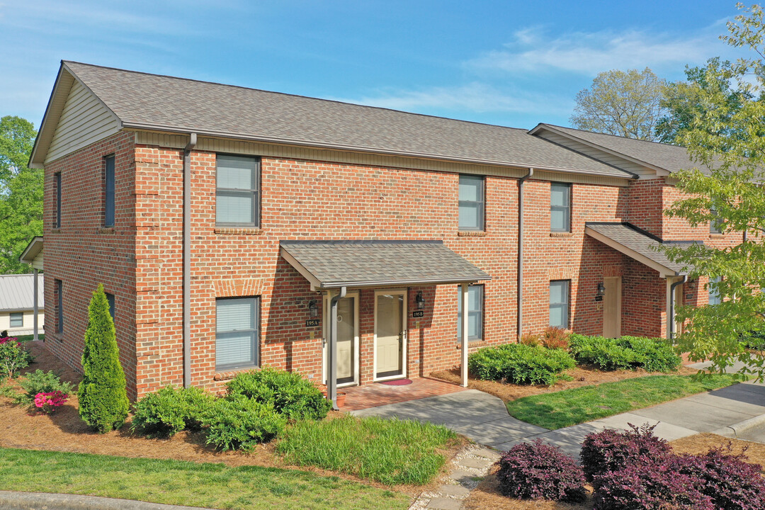 Kerner Mill Townhomes in Kernersville, NC - Building Photo