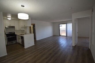 7032 Remmet Ave in Los Angeles, CA - Building Photo - Building Photo