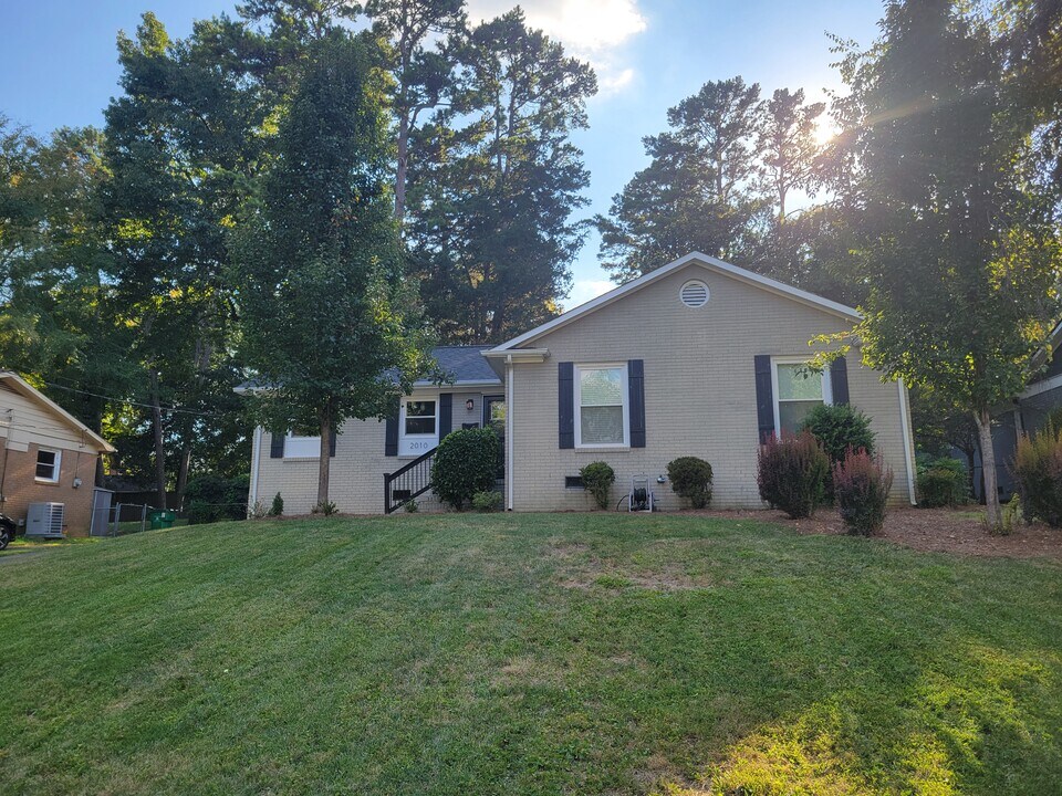 2010 Brookdale Ave in Charlotte, NC - Building Photo