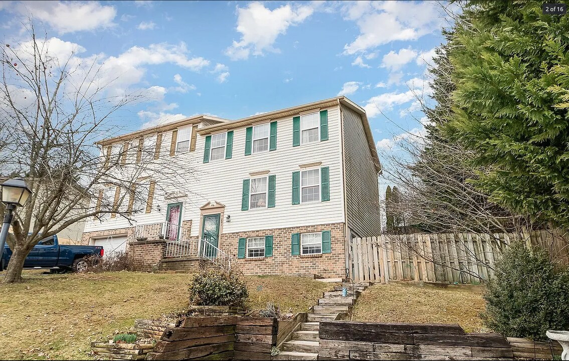 201 Breezewood Dr in Hanover, PA - Building Photo
