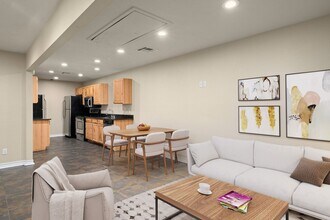 525 W Hutchison St in San Marcos, TX - Building Photo - Building Photo