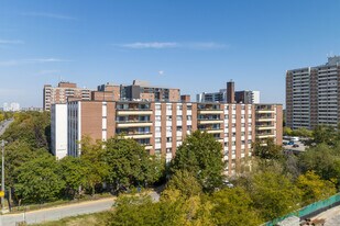 Parsienne I in Toronto, ON - Building Photo