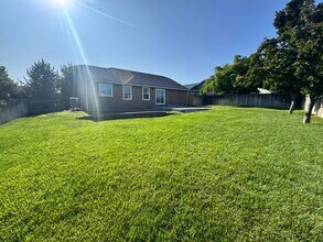 2000 Diamond Head Way in West Richland, WA - Building Photo - Building Photo