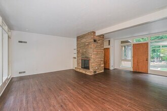 203 Hoyt St in Darien, CT - Building Photo - Building Photo