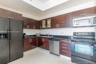 3250 Grand Ave in Miami, FL - Building Photo - Building Photo