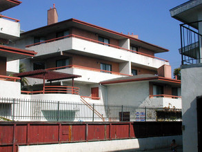 Temple Plaza Apartments in Long Beach, CA - Foto de edificio - Building Photo