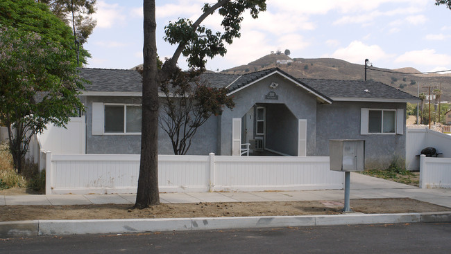 303 W Pottery St in Lake Elsinore, CA - Building Photo - Building Photo