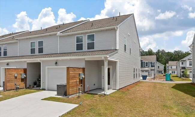 300 Surfbird Rd in Summerville, SC - Foto de edificio - Building Photo