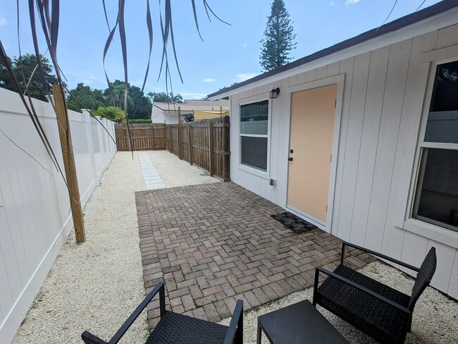 2157 Bougainvillea St in Sarasota, FL - Foto de edificio - Building Photo