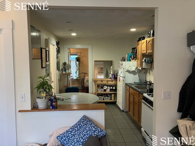302 Highland Ave, Unit 1 in Somerville, MA - Building Photo - Building Photo