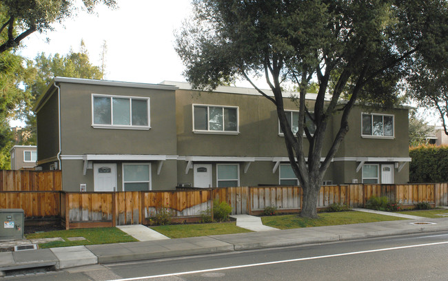 2002 W Middlefield Rd in Mountain View, CA - Building Photo - Building Photo