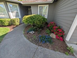 2111 Garden Valley Way in Grants Pass, OR - Building Photo - Building Photo