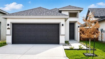 30 N 13th St in McAllen, TX - Building Photo