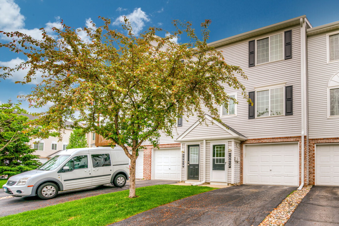 15517 Foghorn Ln in Apple Valley, MN - Foto de edificio