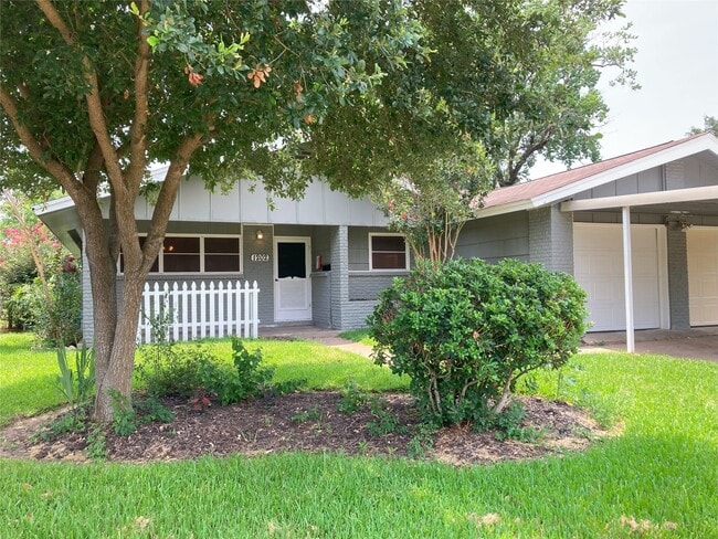 1202 Dunstan Rd in Pasadena, TX - Building Photo - Building Photo