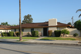 2121 E Almont Ave in Anaheim, CA - Foto de edificio - Building Photo