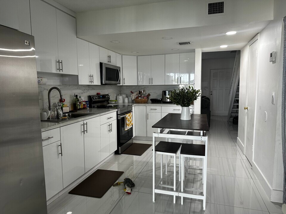 5567 W 22nd Ct in Hialeah, FL - Building Photo