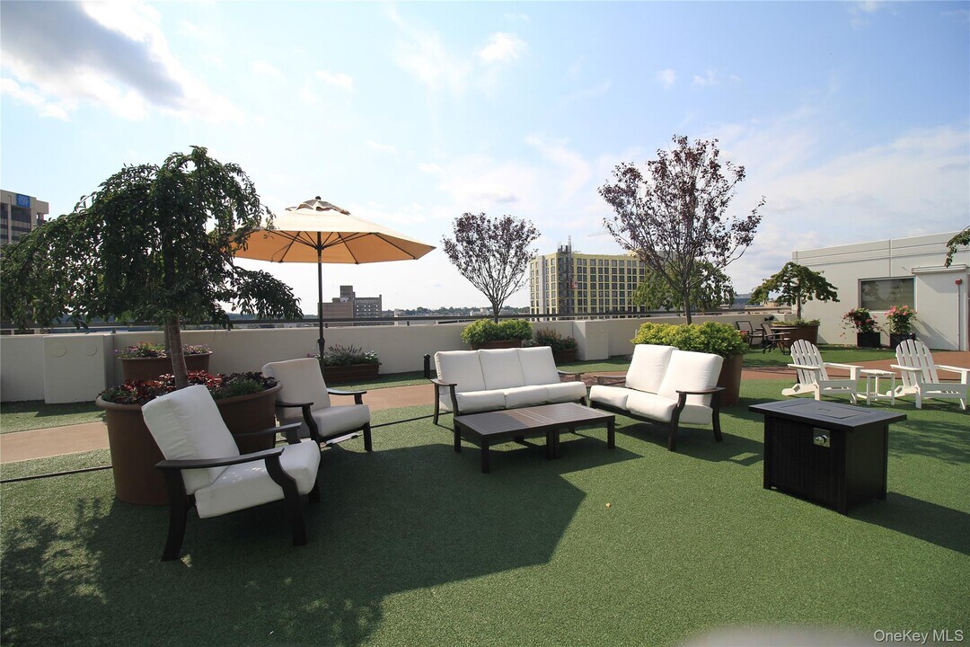 10 City Pl in White Plains, NY - Building Photo