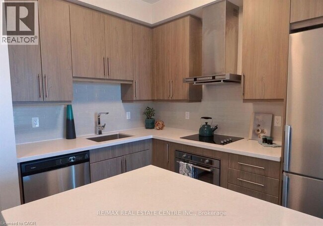 2087 Fairview St in Burlington, ON - Building Photo - Building Photo