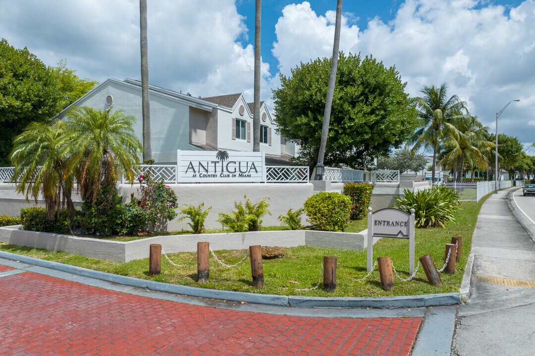 Antigua at Country Club of Miami in Hialeah, FL - Foto de edificio