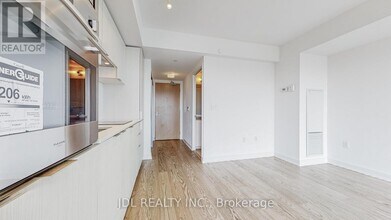 11 Wellesley St W in Toronto, ON - Building Photo - Building Photo