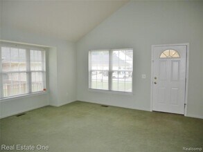 5499 Seabreeze Ln in Sterling Heights, MI - Building Photo - Building Photo