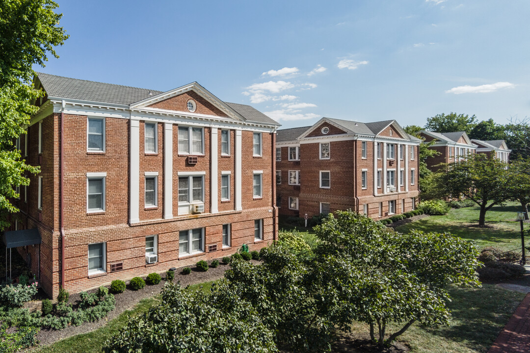 BEARINGS SOUTH CONDOMINIUM in Alexandria, VA - Foto de edificio