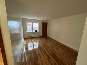 180 Johnson St, Unit 180 Johnson St #1 in Leominster, MA - Building Photo - Building Photo